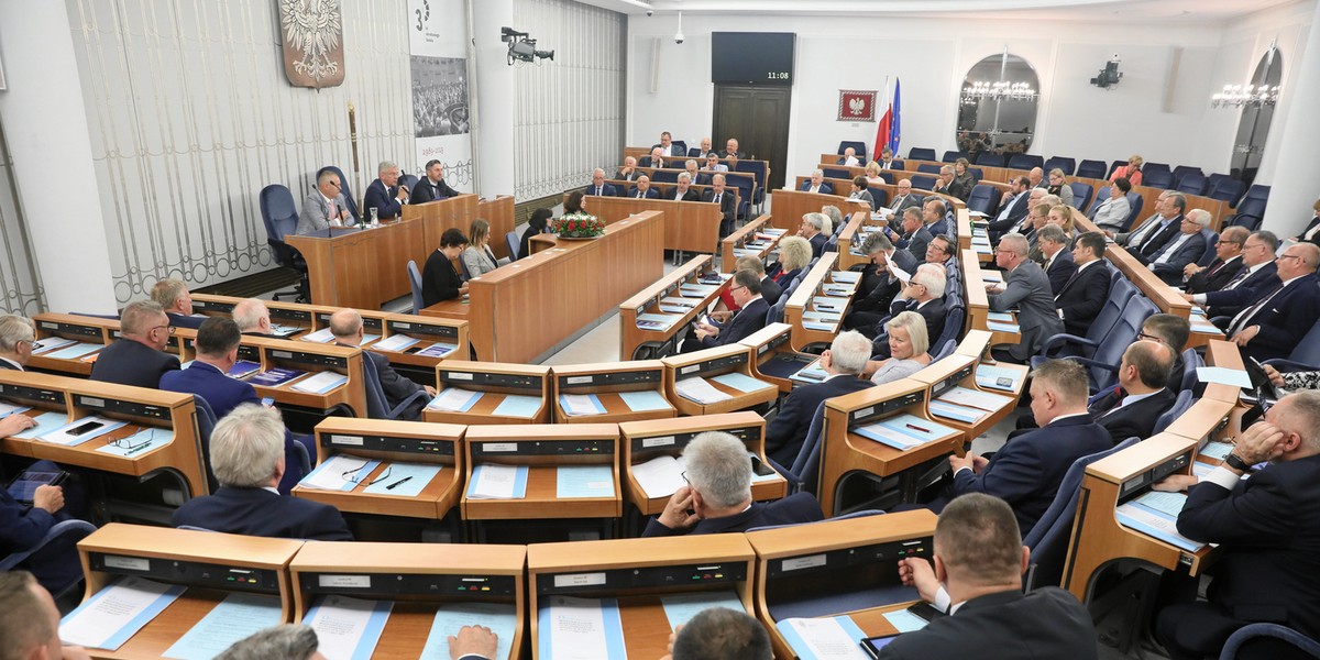 W poniedziałek wieczorem Państwowa Komisja Wyborcza podała oficjalne wyniki wyborów. PiS zdobył w wyborach parlamentarnych 43,59 proc. głosów, Koalicja Obywatelska - 27,40 proc., Lewica - 12,56 proc., PSL - 8,55 proc., a Konfederacja 6,81 proc. Najwięcej mandatów w Sejmie zdobyło Prawo i Sprawiedliwość.  W Senacie minimalnie wygrała opozycja. 