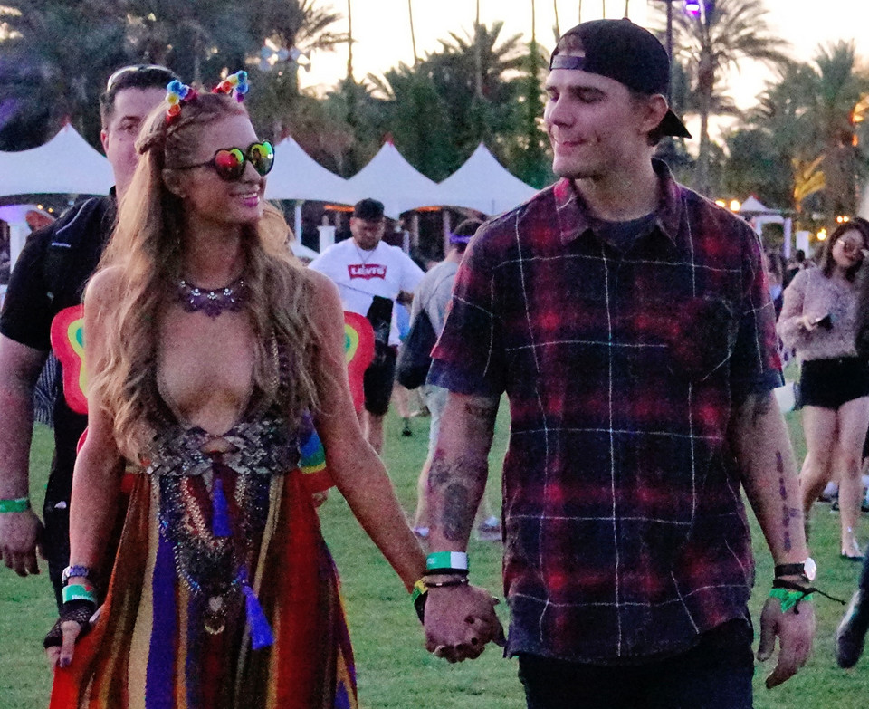 Paris Hilton i Chris Zylka na festiwalu Coachella 2017