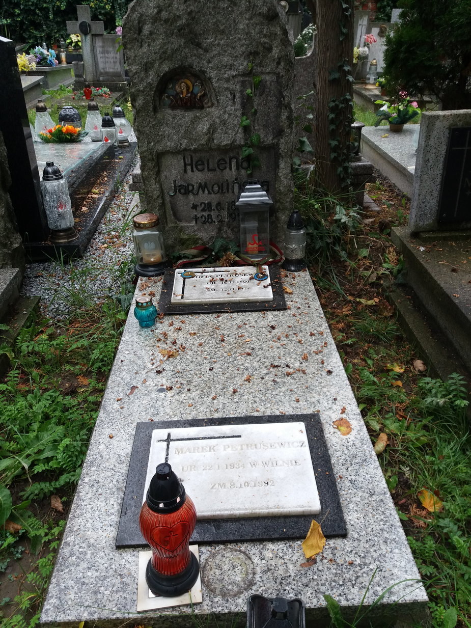 Grób Marka Petrusewicza na cmentarzu świętego Wawrzyńca przy ul. Bujwida we Wrocławiu. Spoczywa w jednej mogile razem z matką (Zofią Petrusewicz) i babką (Heleną Jarmolińską). 