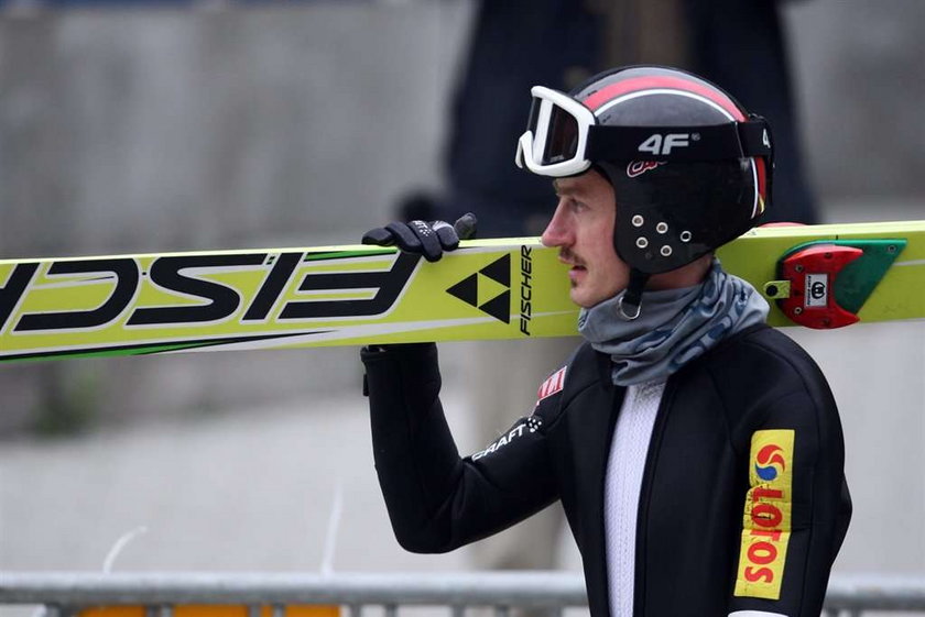 Adam skacze z chustą na szyi, bo ma zapalenie migdałków