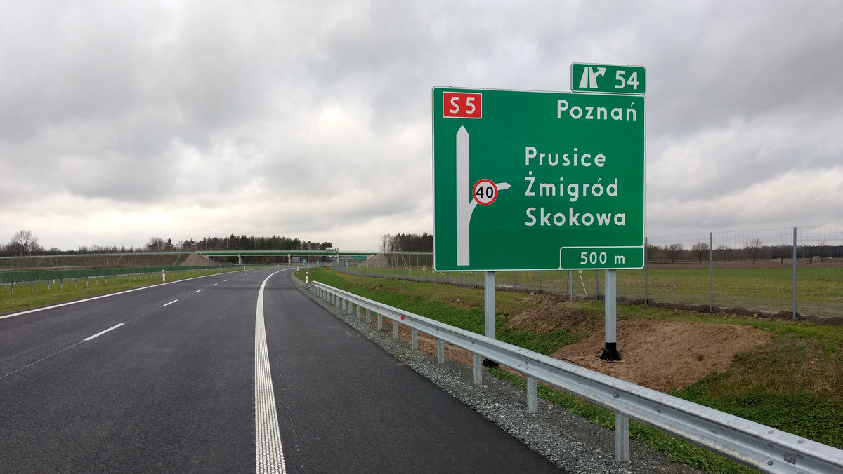 Firma Colas Polska podpisała z GDDKiA dwie umowy na dokończenie drogi ekspresowej S5 Poznań–Wronczyn - podał dziś poznański oddział Dyrekcji. To kolejny etap prac niezbędnych do oddania w tym roku do ruchu odcinka trasy łączącej Poznań z Wrocławiem.