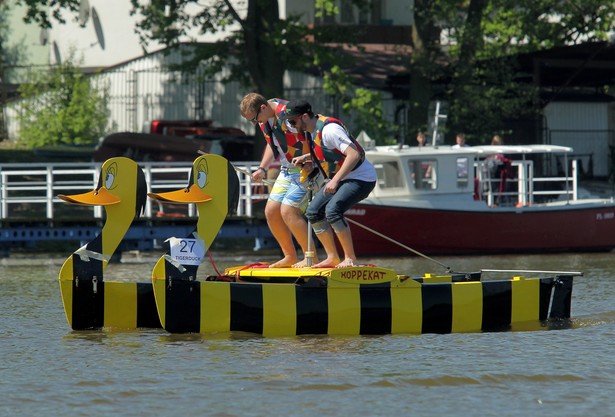 W zawodach International Waterbike Regatta rywalizuje 39 jednostek, zaprojektowanych przez studentów europejskich uczelni. W wielu prototypach zastosowano nowatorskie rozwiązania konstrukcyjne i technologiczne. Do Iławy przyjechało łącznie 310 studentów i ich naukowych opiekunów, z czego 260 to osoby z zagranicy. mbo/ zan/fot. (sj) PAP/Tomasz Waszczuk