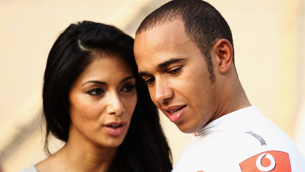 Kierowca Formuły 1, Lewis Hamilton, oświadczył się Nicole Scherzinger - a przynajmniej tak wynika z wypowiedzi jej ojca.