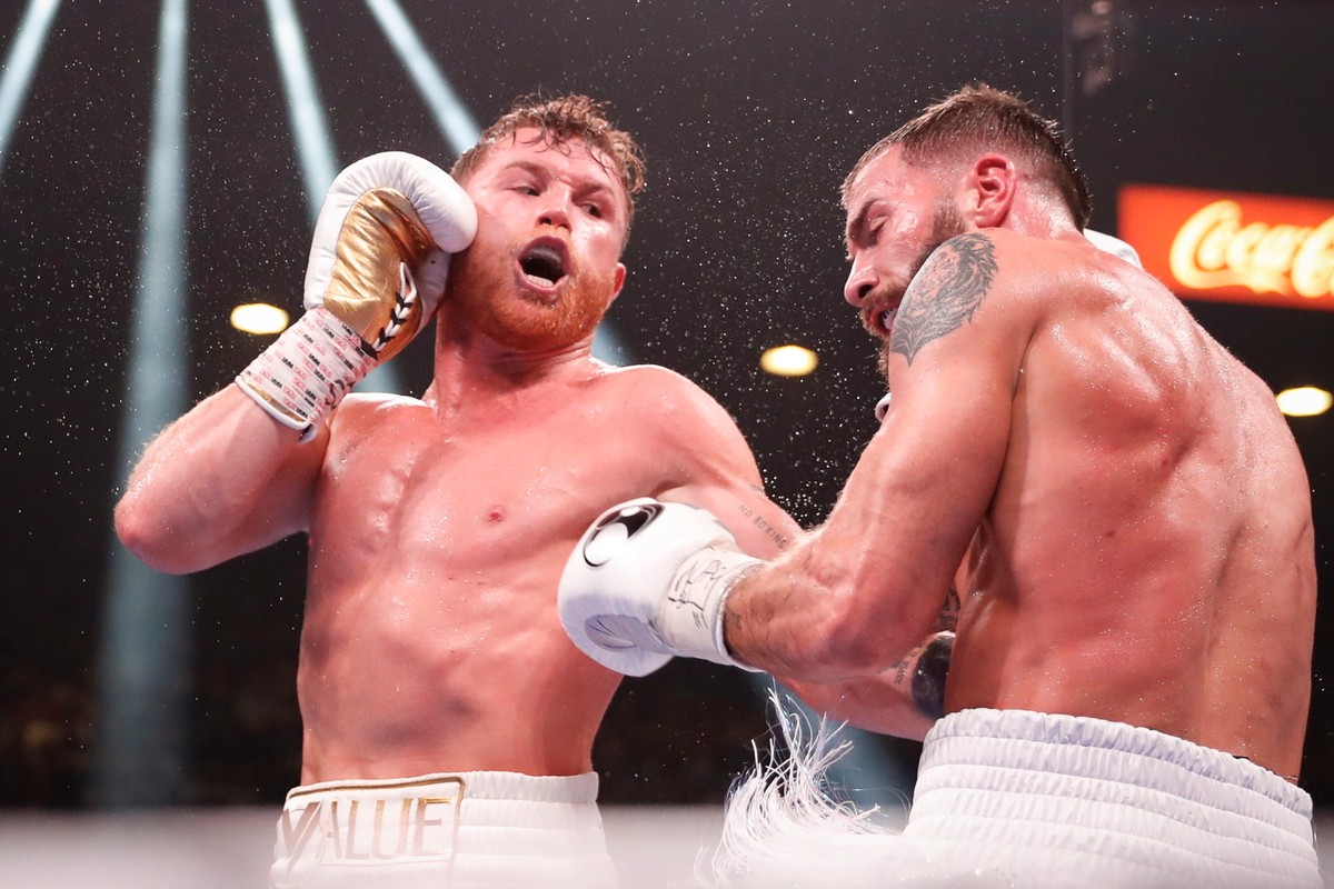 Saul Alvarez (L) i Caleb Plant (P) podczas walki w Las Vegas