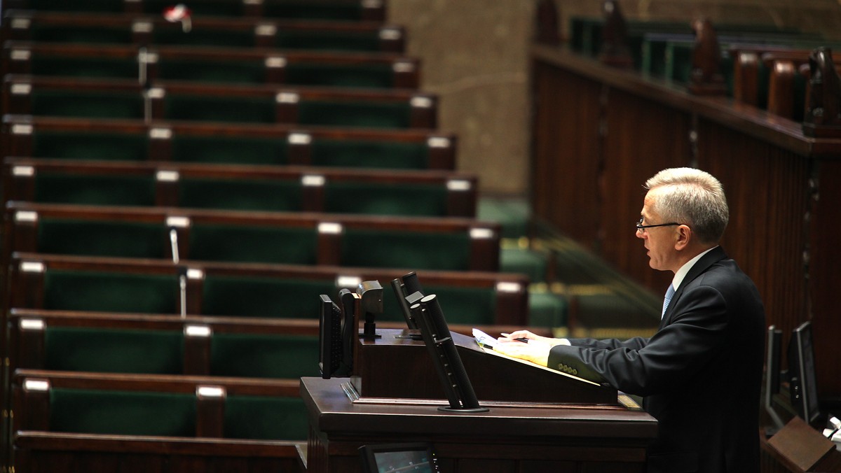 - Bezpieczeństwo na stadionach to priorytet rządu - zapewnił dzisiaj w Sejmie wiceminister SWiA Adam Rapacki. Przyznał, że rząd nie jest obecnie usatysfakcjonowany poziomem bezpieczeństwa na meczach, stąd konieczność zmian. Działania rządu skrytykowała opozycja.