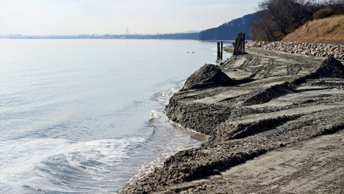 Gdynia: Wiosną poszerzali gdyńską plażę za 2,5 mln zł. Zmył ją sztorm