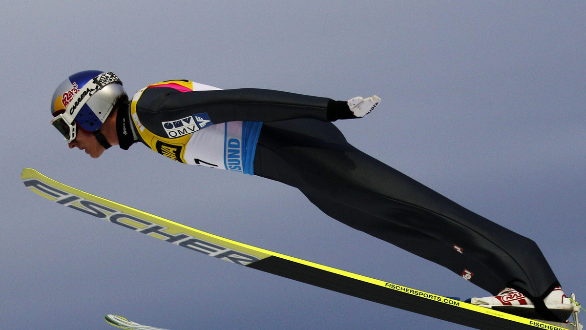 Gregor Schlierenzauer wygrał konkurs Pucharu Świata w skokach narciarskich na olimpijskim obiekcie w Soczi (K-95). Austriak prowadził już po pierwszej serii po skoku na 104,5 m (134,9 pkt), a w drugiej zapewnił sobie zwycięstwo lądowaniem na 105,5 m. Polacy spisali się bardzo słabo - najlepszym z nich był Maciej Kot (28. miejsce), choć na półmetku Dawid Kubacki zajmował 15. pozycję.