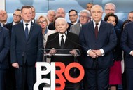 Jarosław Kaczyński z politykami PiS w siedzibie partii na ul. Nowogrodzkiej.