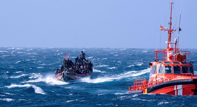 des-garde-cotes-espagnol-avec-un-bateau-de-migrants-pres-d-el-hierro-en-aout-2024-photo-sipa-sopa-images-1727515252