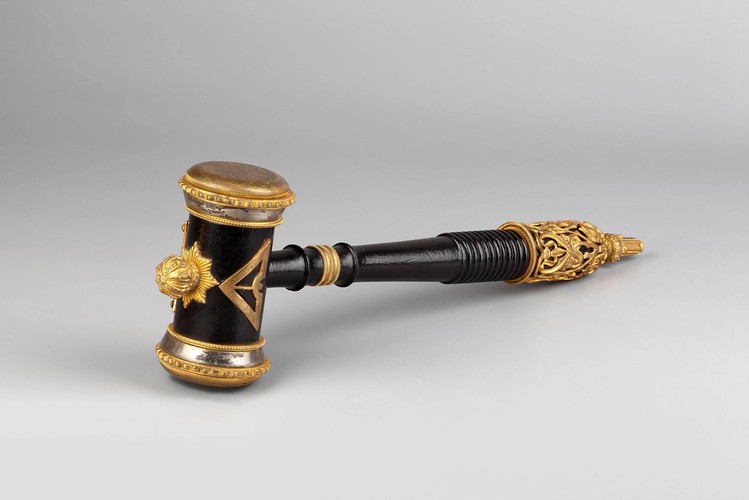 Młotek masoński loży niemieckiej, drewniany ze złoceniami, ok. 1922, nr  inw. 207135 MNW