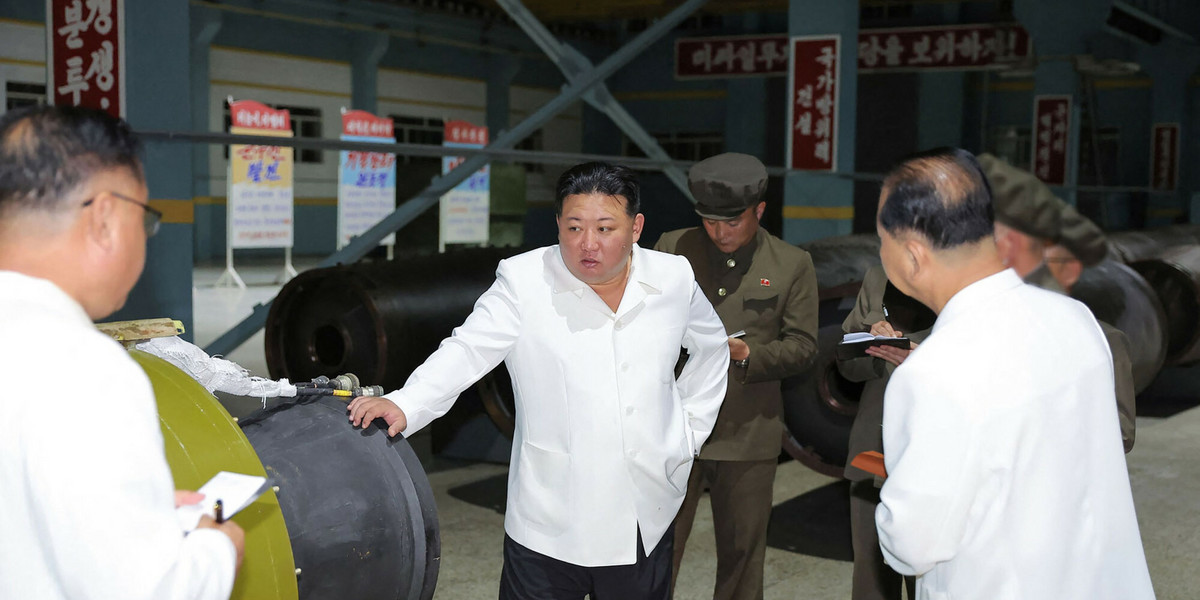 Kim Dzong Un dokonującego inspekcjij fabryki amunicji w nieujawnionej lokalizacji w Korei Północnej
