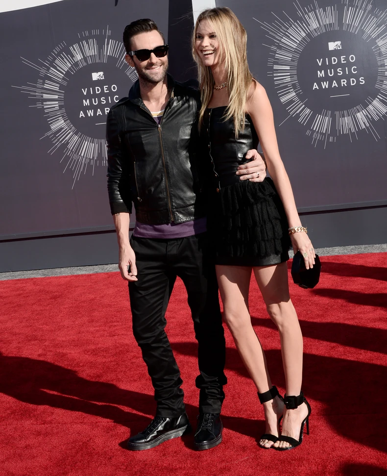 Adam Levin sa devojkom