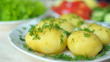 Dlaczego nie powinno się kroić ziemniaków nożem? Ekspert wyjaśnia