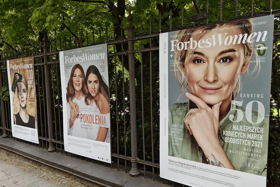 Wystawa „5 lat Forbes Women” na ogrodzeniu Łazienek Królewskich