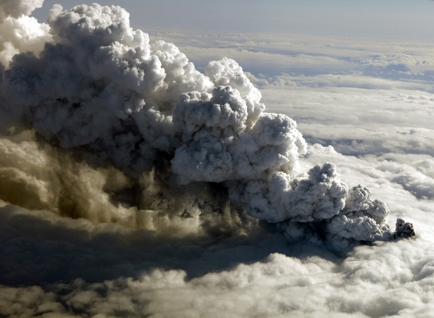 VAAC podaje, że pył wydostaje się z wulkanu Eyjafjallajoekull pulsacyjnie; modele komputerowe pokazują, że przesuwa się on systematycznie nad północno-zachodnią Europą.