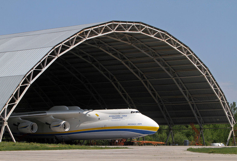 Największy na świecie samolot Antonow An-225 Mriya w hangarze na lotnisku Gostomel w Kijowie