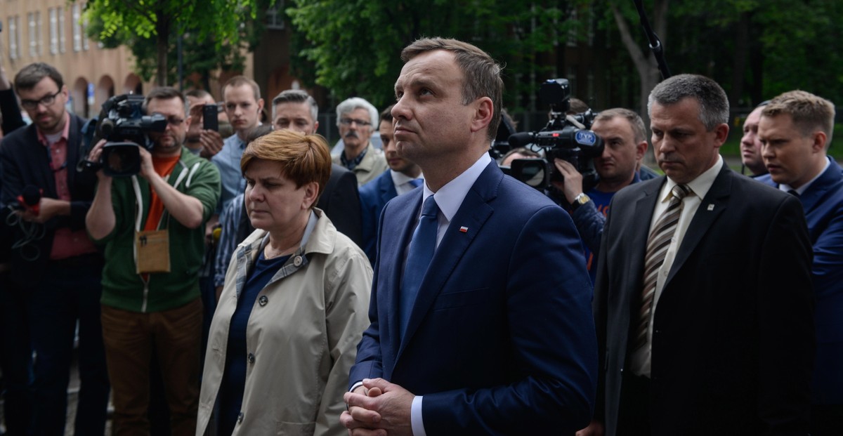 Andrzeja Duda (centrum-P) i szefowa jego sztabu wyborczego, wiceprezes PiS Beata Szydło (centrum-L) złożyli w Warszawie kwiaty pod tablicą upamiętniającą pomordowanych w okresie PRL