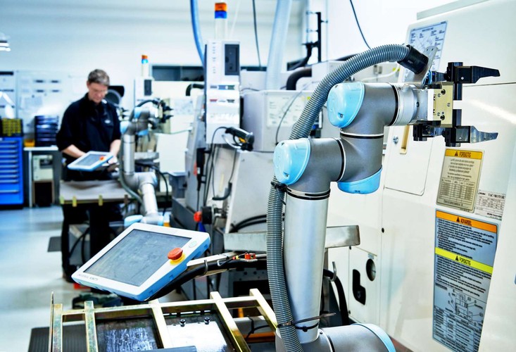 Bezpieczną współpracę z cobotami zapewniają wbudowane systemy bezpieczeństwa i czujniki, dzięki którym maszyny zatrzymują się, jeśli natkną się na nieprzewidziane przeszkody. Coboty są łatwe w programowaniu i obsłudze, a do tego dostępne cenowo dla małych i średnich firm. To właśnie w tym sektorze eksperci upatrują niszę dla robotów współpracujących.