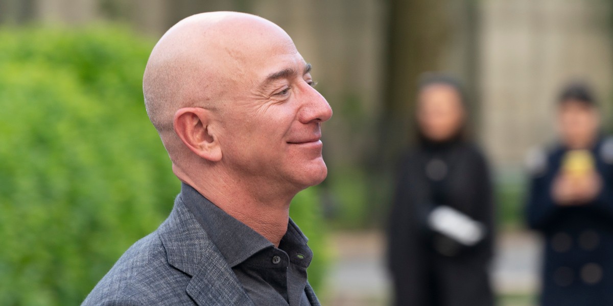 Fortuny 643 amerykańskich miliarderów zwiększyły się w sumie o 845 mld USD. Największymi "beneficjentami" okazali się Jeff Bezos, Elon Musk, Bill Gates i Mark Zuckerberg.