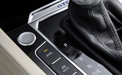 Volkswagen passat GTE już w Polsce i jeździ niemal za darmo. A ile kosztuje nowa limuzyna i kombi?