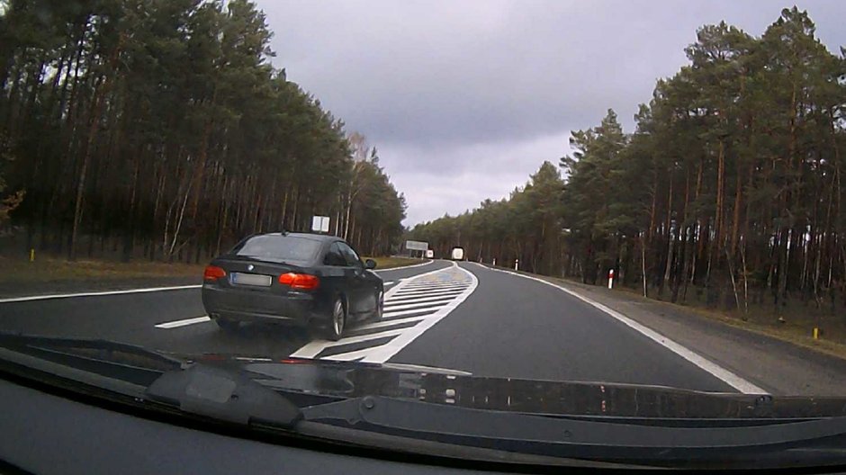 Kierujący BMW wyprzedza na skrzyżowaniu