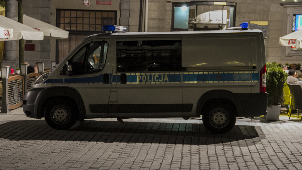 Dwaj mężczyźni, którzy obrażali na tle narodowym pracownika jednego z barów w Opolu są już w rękach policji - informuje Radio Opole.