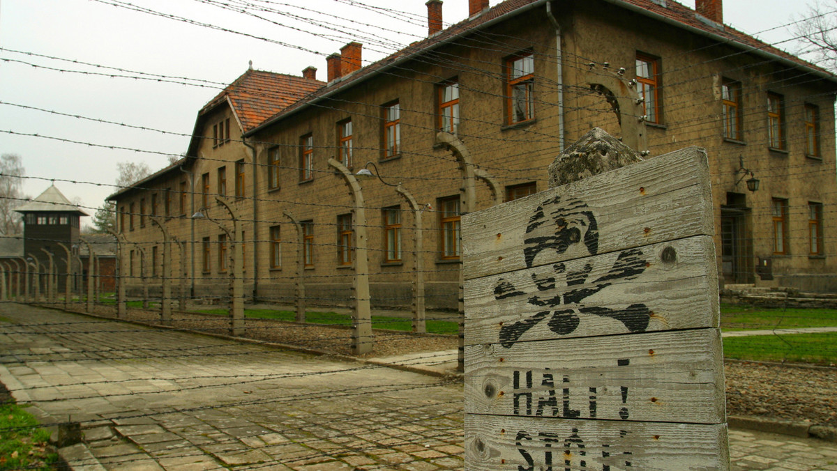Do końca października, w godzinach szczególnie dużego nasilenia ruchu turystycznego: między 10 a 15, były niemiecki obóz Auschwitz I zwiedzać można jedynie w zorganizowanych grupach z przewodnikiem - poinformowało Państwowe Muzeum Auschwitz-Birkenau. Wprowadzone zasady nie dotyczą części placówki obejmującej były obóz Auschwitz II-Birkenau.