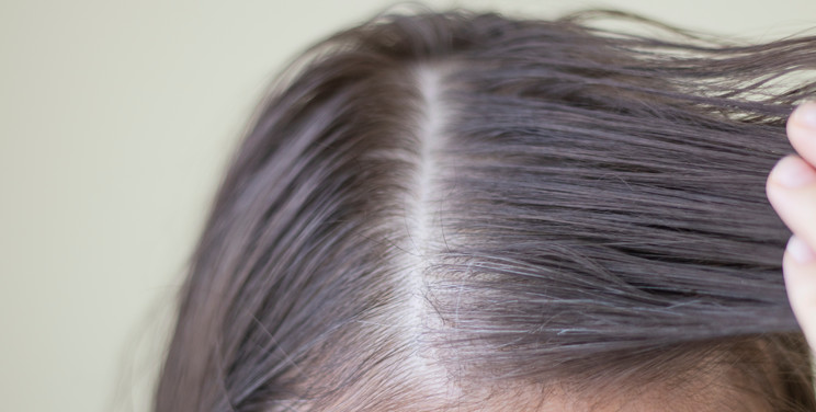 Jak zakryć siwy odrost na włosach bez wizyty u fryzjera? Oto domowe &quot;odsiwiacze&quot;