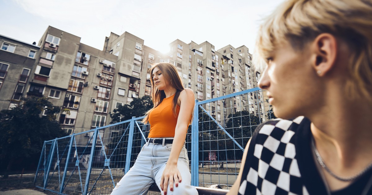 Mama znajduje w torbie 17-letniej córki prezerwatywy. Jak powinna zareagować?