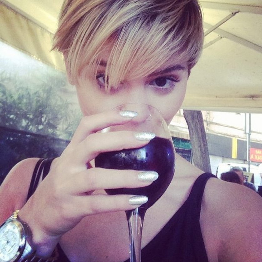 Honorata Skarbek z winem na instagramie