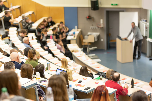 Studenci muszą zostać przyjęci przez uczelnię polską na studia na kierunku odpowiadającym odbywanym przez niego studiom