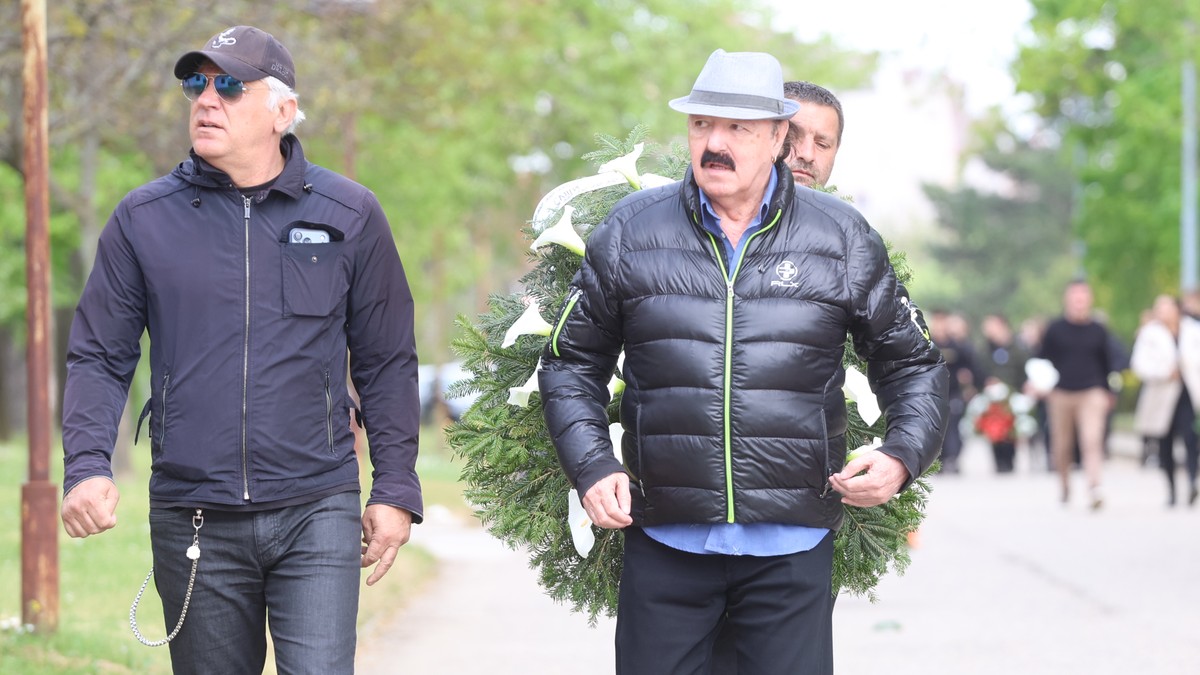 HARIS DŽINOVIĆ DOŠAO NA SAHRANU SAŠE KATANČIĆA Kupio veliki venac, tu su i njegove kolege: Acko Nezirović sve vreme plače (Foto)