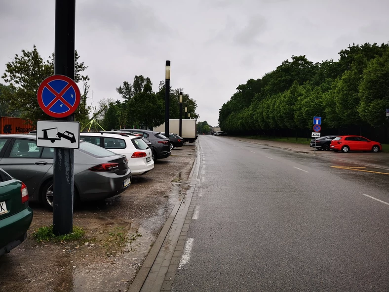 W tym miejscu samochody parkują legalnie, bo stoją na wyznaczonych miejscach (tak się kierowcom wydaje), zaś znak dotyczy tylko jezdni