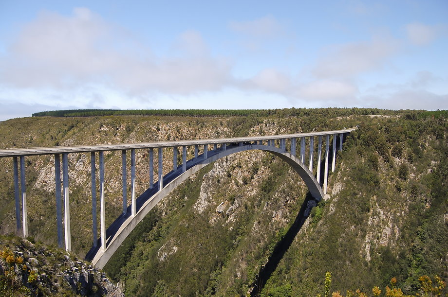 Skocz na bungee z Bloukrans, najwyższego na świecie mostu bungee, położonego pomiędzy wschodnią i zachodnią częścią przylądka RPA. O jakiej wysokości mowa? Spadniesz z 216 metrów!