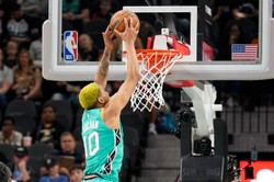 11 punktów Sochana. San Antonio Spurs przegrali we własnej hali [WIDEO]