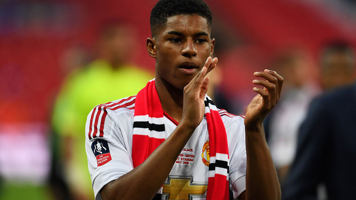 Marcus Rashford, uznawany za cudowne dziecko angielskiej piłki, w poprzednim sezonie robił furorę w Manchesterze United, z którym związany jest od dziecka. Po tym, jak decyzje o rozstaniu z tym klubem ogłosił Ryan Giggs, młody zawodnik za pośrednictwem mediów społecznościowych oddał mu hołd.