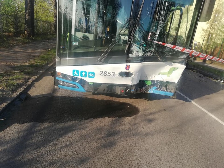 Czołowe zderzenie autobusu i osobówki w Szczecinie