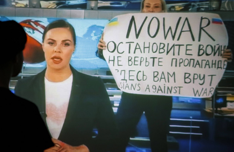 Marina Owsiannikowa podczas protestu z plakatem „No War. Zakończyć wojnę. Nie wierz propagandzie. Jesteś okłamywany” w Moskwie, Rosja, 14 marca 2022 r.