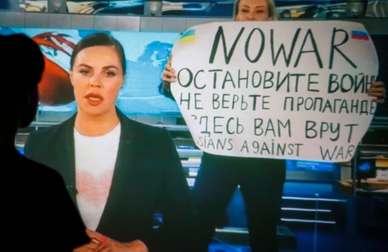 Marina Owsiannikowa podczas protestu z plakatem „No War. Zakończyć wojnę. Nie wierz propagandzie. Jesteś okłamywany” w Moskwie, Rosja, 14 marca 2022 r.