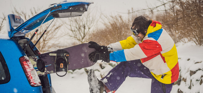 Jak przewozić narty i snowboard? O tych zasadach musisz pamiętać