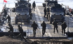 Te zdjęcia robią wrażenie. Ciężkie maszyny i kilkuset ludzi przeprawiło się przez Wisłę. Bez mostu