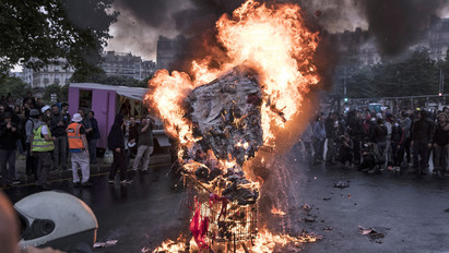 Könnygáz, vízágyú és erőszak: összecsapássá fajult a tüntetés Párizsban – fotók