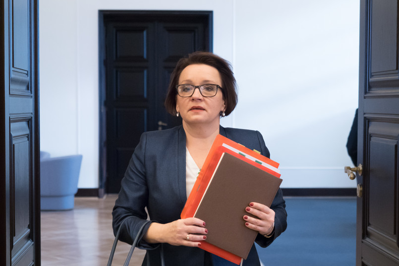Anna Zalewska "nazwała konsultacjami społecznymi zebranie podpisów pod propozycjami zmian w systemie edukacji przez jedną z organizacji uczestniczących w dyskusji i przedstawienie projektu ustawy reprezentatywnym związkom zawodowym"