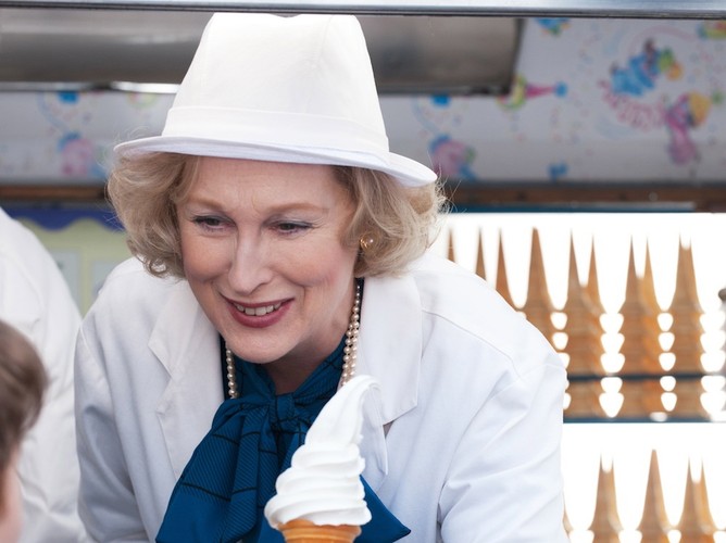 Moore uznał za kontrowersyjne fragmenty filmu pokazujące Thatcher jako osobę osamotnioną i zmagającą się z demencją