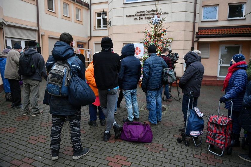 Gigantyczna kolejka do Caritasu przed Wigilią! A Premier mówi o Polsce mlekiem i miodem płynącej...