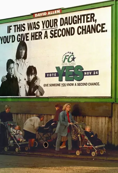 Billboard zachęcający do głosowania na &quot;tak&quot; w referendum, 1995 r. / Getty Images
