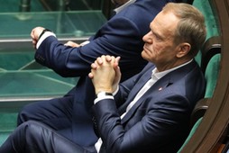 Przewodniczący PO Donald Tusk na sali obrad Sejmu w Warszawie