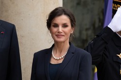 Królowa Letizia zachwyciła w czerwonej stylizacji. Ten zestaw sprawdzi się podczas świąt