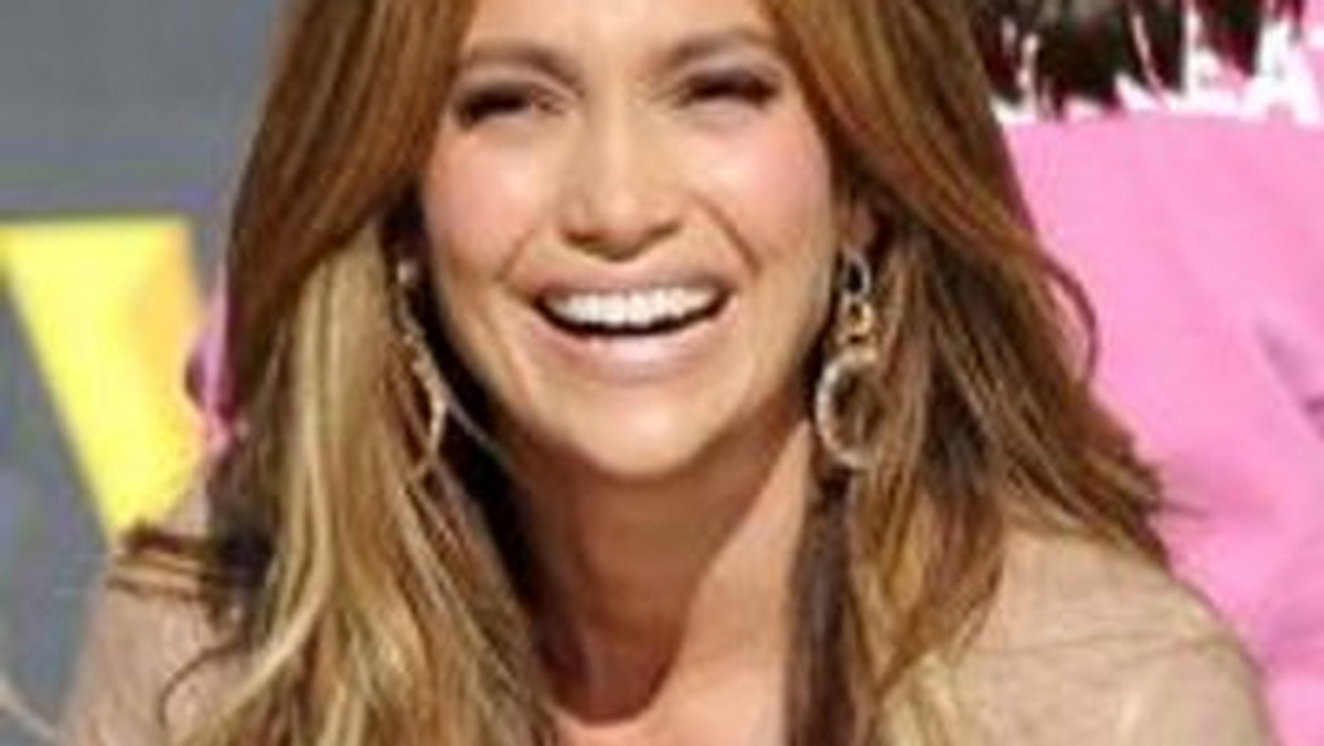 Piękne 20-letnie? Być może. Jednak teraz w Hollywood święcą triumfy dojrzałe gwiazdy. 42-letnia Jennifer Lopez została właśnie uznana przez magazyn "People" za najpiękniejszą kobietę świata. Jej fani kochają ją za charyzmę, głos, podejście do życia i kilka kilogramów nadwagi, dzięki którym wiele kobiet uwierzyło, że nie tylko modelki mogą podobać się mężczyznom. A Jennifer? Jest świadoma swojej wartości...