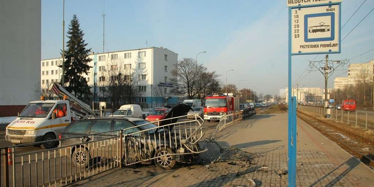 WYPADEK PRZY ULICY LEGNICKIEJ GDZIE AUTO WJECHALO W PRZYSTANEK